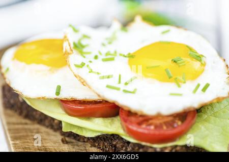 Frisch zubereitetes Sandwich mit Spiegeleiern (Nahaufnahme, selektiver Fokus) Stockfoto