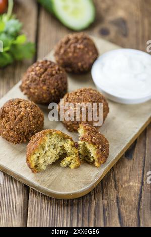 Holztisch mit Falafeln (Nahaufnahme, selektiver Fokus) Stockfoto