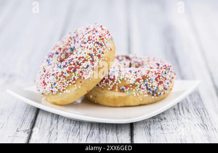 Teil einiger Donuts als detaillierte Nahaufnahme (frisch gemacht, selektiver Fokus) Stockfoto