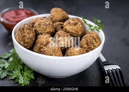 Schieferplatte mit hausgemachten Fleischbällchen (selektiver Fokus, Nahaufnahme) Stockfoto