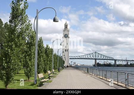 Montreal Uhrenturm am Eingang des alten Hafens der Stadt. Auch Victoria Pier oder Sailors Memorial Clock genannt, wurde der Uhrenturm verlegt Stockfoto