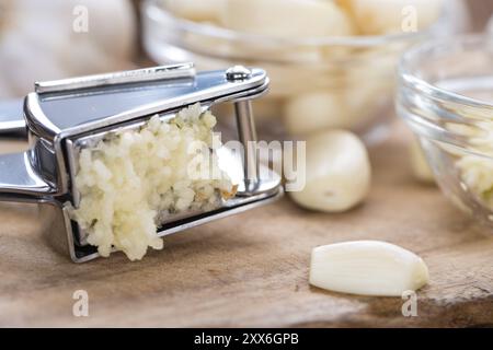 Portion Knoblauch (Nahaufnahme) auf hölzernen Hintergrund Stockfoto