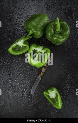 Schieferplatte mit grünem Paprika (selektiver Fokus, Nahaufnahme) Stockfoto