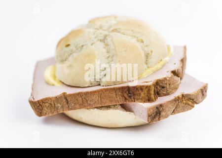 Portion frisch gemachte Leberkaese isoliert auf weißem Hintergrund Stockfoto