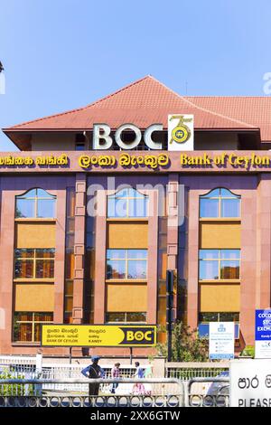 Kandy, Sri Lanka, 1. Februar 2015: Die Hauptfassade des BOC oder Bank of Ceylon-Gebäudes mit Schildern in Tamil, Singhalesisch und Englisch steht A Stockfoto