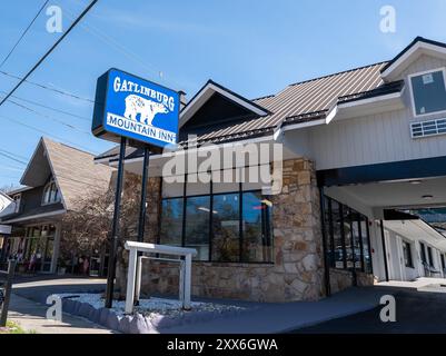 GATLINBURG, TN - 12. März 2024: Galtlinburg Mountain Inn Schild und Gebäude, Unterkunft in Tennessee. Stockfoto