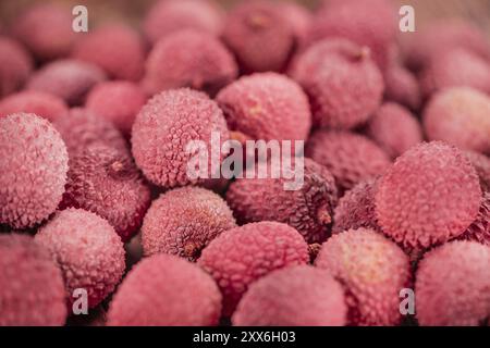 Portion frischer Litschi (Nahaufnahme, selektiver Fokus) Stockfoto