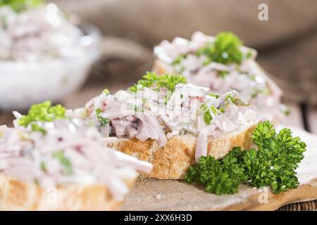 Brot und Fleisch Salat (mit Mayonnaise und frischer Petersilie) auf Holz Stockfoto