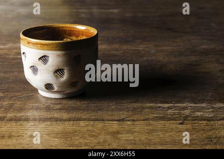 Stillleben mit Kaffeetasse, Buch und Blumen Stockfoto