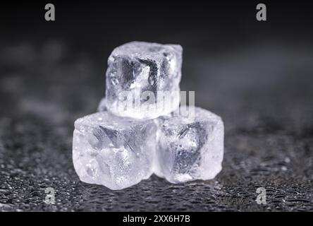 Einige schmelzenden Eiswürfel auf einem Vintage schiefer Tafel (selektive Fokus) Stockfoto