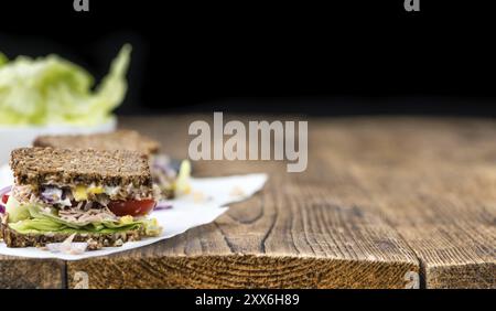 Thunfisch Sandwich (Vollkornbrot, selektiver Fokus) auf einem alten Holztisch Stockfoto