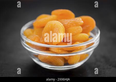 Teil der getrockneten Lebensmitteln (Aprikosen) als detaillierte Nahaufnahme auf einem Schiefer Tafel (selektive Fokus) Stockfoto