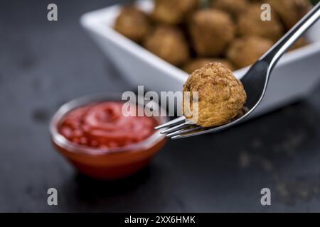 Teil des frischen, hausgemachten frikadellen auf einem Schiefer Tafel (selektive Fokus) Stockfoto