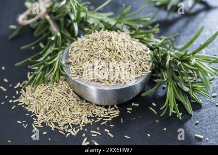 Haufen getrockneter Rosmarin (detaillierte Nahaufnahme erschossen) Stockfoto