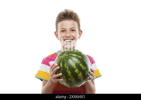 Schöne lächelnde Kinderjunge Hand hält grüne reife Wassermelonen Obst Essen weiß isoliert Stockfoto