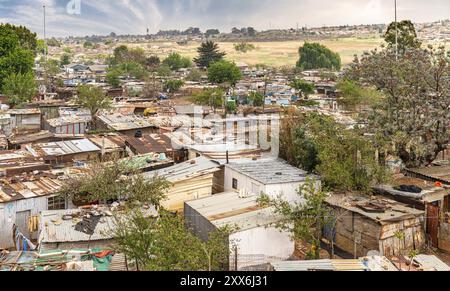 Arme Townships neben Johannesburg, Südafrika, mit einem dramatischen Himmel, Afrika Stockfoto