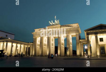 Berlin brandenburger Tor bei Nacht mit blauem Himmel Stockfoto