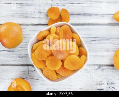 Portion frische getrocknete Aprikosen (Nahaufnahme, selektiver Fokus) Stockfoto