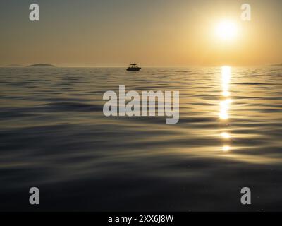 Kleines Boot, Abendsonne über dem Meer, vor Sonnenuntergang, Inselwelt vor Vodice, Dalmatien, Kroatien, Europa Stockfoto