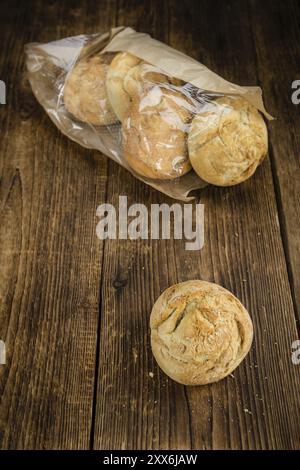 Frischen deutschen Brötchen auf einem vintage Hintergrund als detaillierte Nahaufnahme Stockfoto