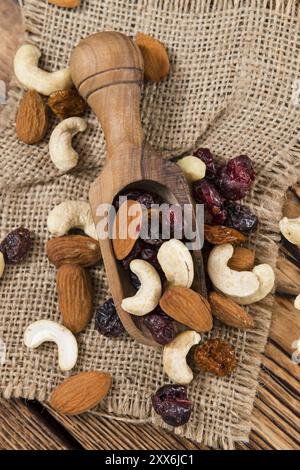 Holztisch mit Studentenfutter (Tiefenschärfe, close-up erschossen) Stockfoto