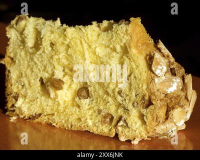 Ein Stück traditioneller italienischer Weihnachtskuchen Panettone Stockfoto