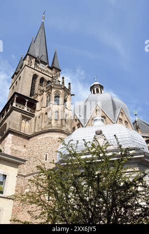 Der Aachener Dom, auch Kaiserdom oder Königliche Marienkirche zu Aachen genannt, wurde 805 von Papst Leo III. Zu Ehren der Virgi geweiht Stockfoto