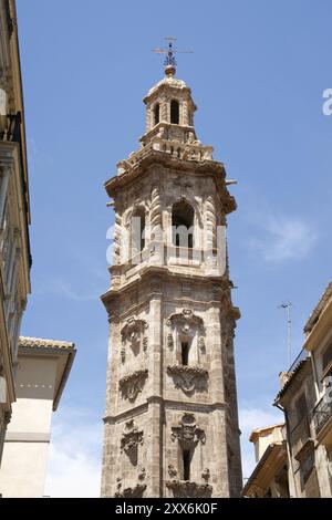 Detail des barocken Glockenturms der Kirche Santa Catalina in Valencia vor einem leuchtend blauen Himmel. Die Kirche Santa Catalina wurde im 14. Jahrhundert erbaut. Das t Stockfoto