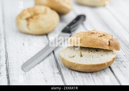 Frischen deutschen Brötchen auf einem vintage Hintergrund als detaillierte Nahaufnahme Stockfoto