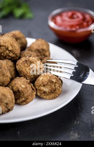 Schieferplatte mit hausgemachten Fleischbällchen (selektiver Fokus, Nahaufnahme) Stockfoto