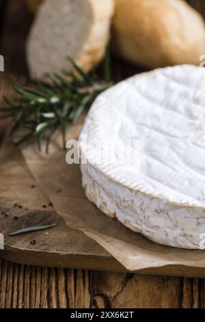 Camembert (Nahaufnahme) auf einem alten rustikalen Holztisch Stockfoto