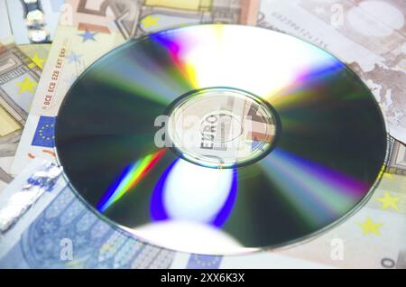 Euro-Banknoten und eine Daten-cd in Nahaufnahme Stockfoto