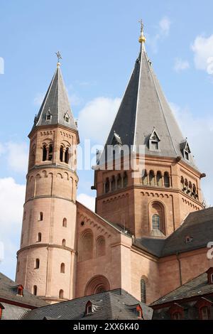 Über den Dächern der Mainzer Altstadt erhebt sich die sechs Türme des Mainzer Doms, die die Höhen darstellen Stockfoto