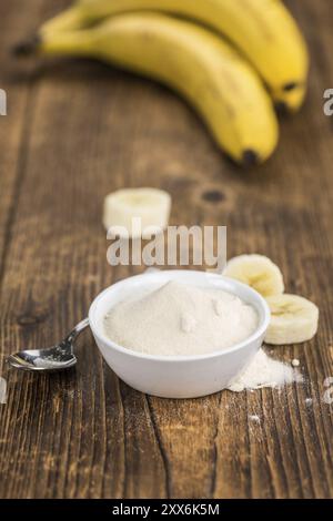 Frisch gemahlene Banane auf einem alten und rustikalen Holztisch, selektiver Fokus, Nahaufnahme Stockfoto