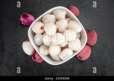 Portion frischer Litschi (Nahaufnahme, selektiver Fokus) Stockfoto