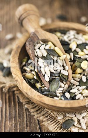 Mixed Seeds (Nahaufnahme, selektiver Fokus) auf Vintage-Holz-Hintergrund Stockfoto
