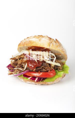 Pulled Schweinefleisch in einem Brötchen auf weiß Stockfoto