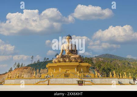 169 Meter hohe Buddha-Statue aus Bronze, die tagsüber hell leuchtet Stockfoto