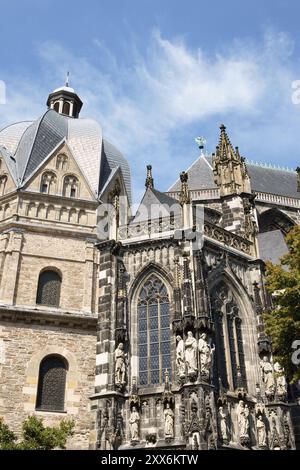 Der Aachener Dom, auch Kaiserdom oder Königliche Marienkirche zu Aachen genannt, wurde 805 von Papst Leo III. Zu Ehren der Virgi geweiht Stockfoto