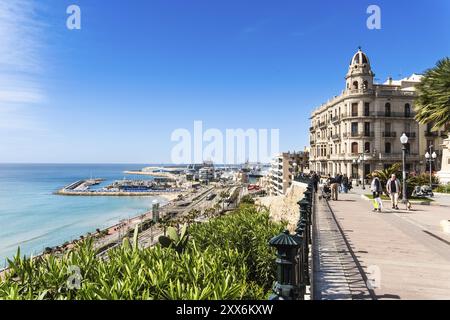 Blick auf die Bucht und den Hafen von Tarragona, Spanien, vom Aussichtspunkt Balco del Mediterrani, Europa Stockfoto