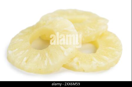 Teil der erhaltenen Ananas Ringe als detaillierte Nahaufnahme auf weißem Hintergrund Stockfoto