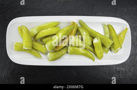 Frische gefüllte grüne Chilis auf einer Vintage-Schieferplatte (selektiver Fokus, Nahaufnahme) Stockfoto