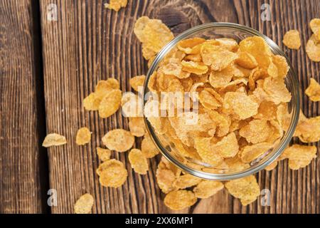 Teil des goldenen Cornflakes auf hölzernen Hintergrund (close-up erschossen) Stockfoto