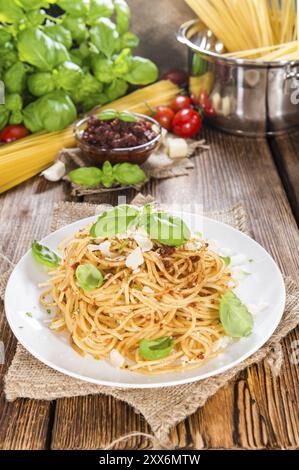 Pasta mit frischem hausgemachtem Tomatenpesto, Basilikum und Parmesan-Käse Stockfoto