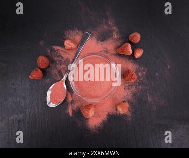 Einige Instant Erdbeeren auf einem Vintage schiefer Tafel, selektiven Fokus Stockfoto