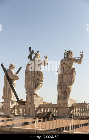 Rückansicht der Statuen der Heiligen Apostel auf dem Dach des Petersdoms Stockfoto