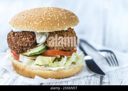 Frischer madeFalafel Burger auf hölzernem Hintergrund (Nahaufnahme, selektiver Fokus) Stockfoto