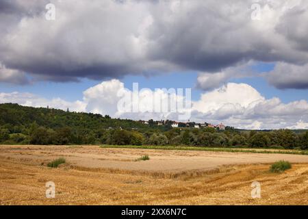 Eine Landschaft bei Dorndorf mit Blick auf die Dornburg Schleusen eine Landschaft mit Dorndorf mit Blick auf die Dornburg Schleusen Stockfoto