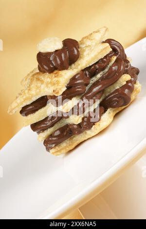 Sternförmige Schokoladencreme und Mandel-Millefeuille. Selektiver Fokus Stockfoto