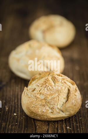 Frischen deutschen Brötchen auf einem vintage Hintergrund als detaillierte Nahaufnahme Stockfoto